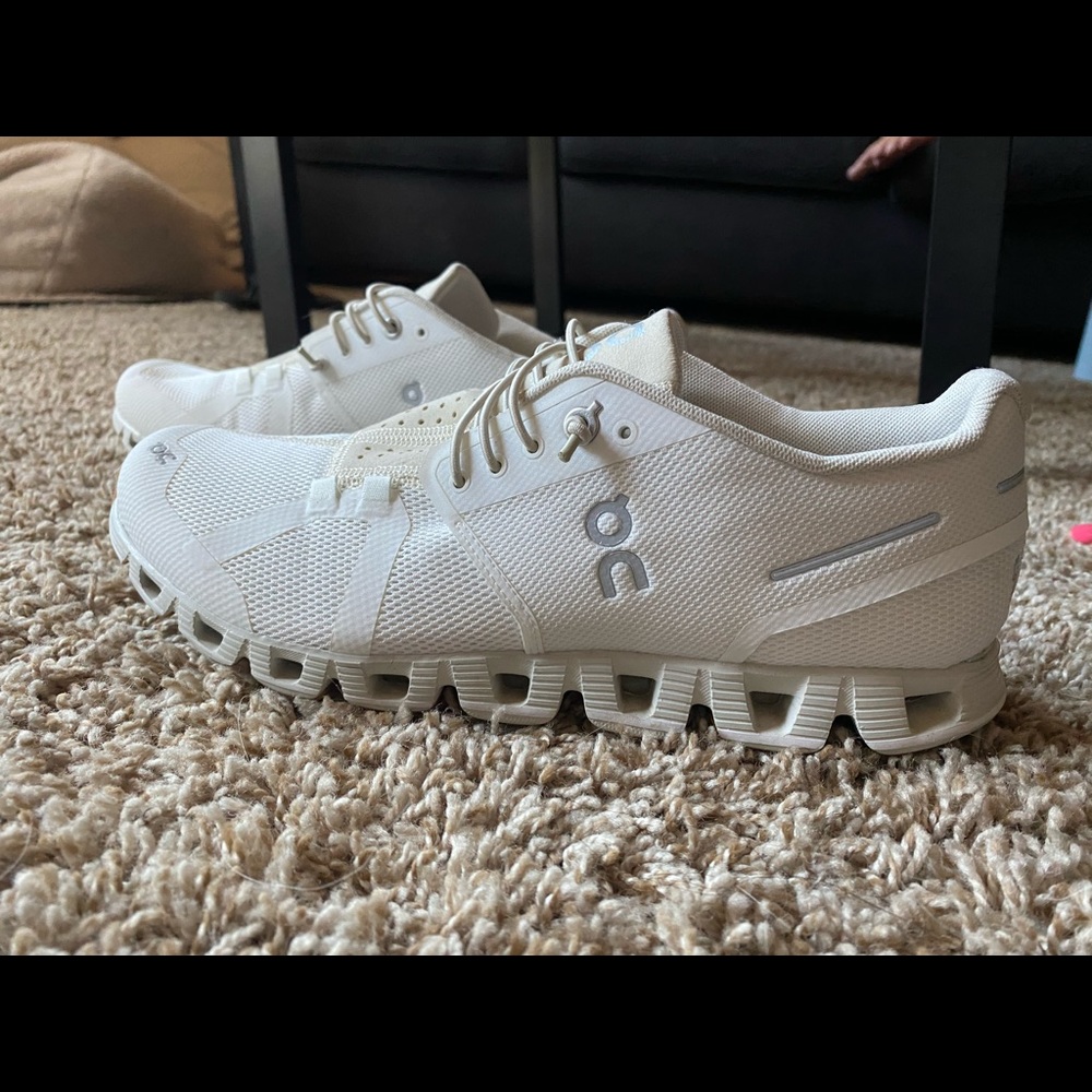 On cloud tennis shoes
